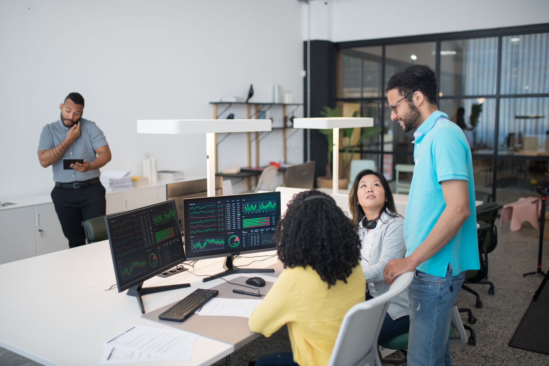 Incontro di lavoro del team di analisti digitali